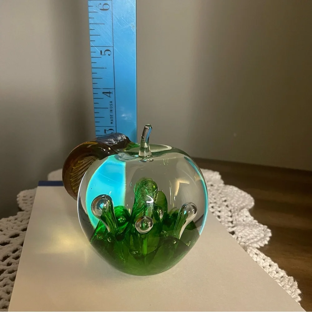 CAITHNESS WINDFALL Scotland Paperweight Apple Hand Blown Glass Signed - Picture 3 of 7